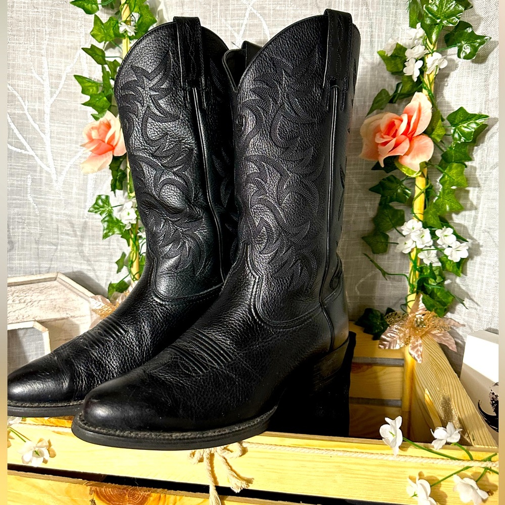 Ariat Deertan Heritage R-Toe Men's Size 9EE
Black Leather Western Cowboy Boot EU